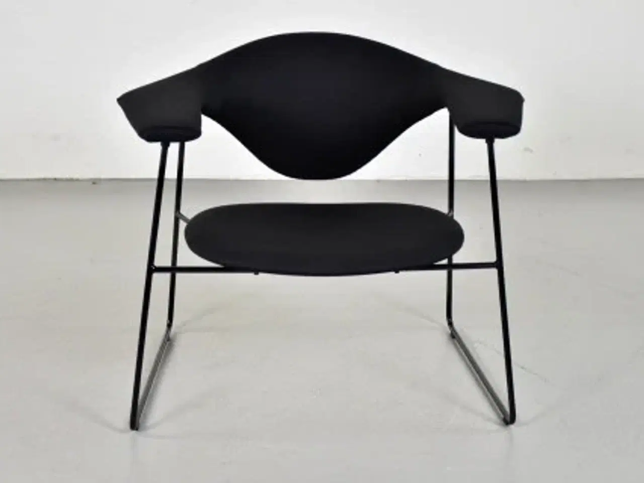 Billede 8 - Loungesæt fra gubi med to stole og et bord