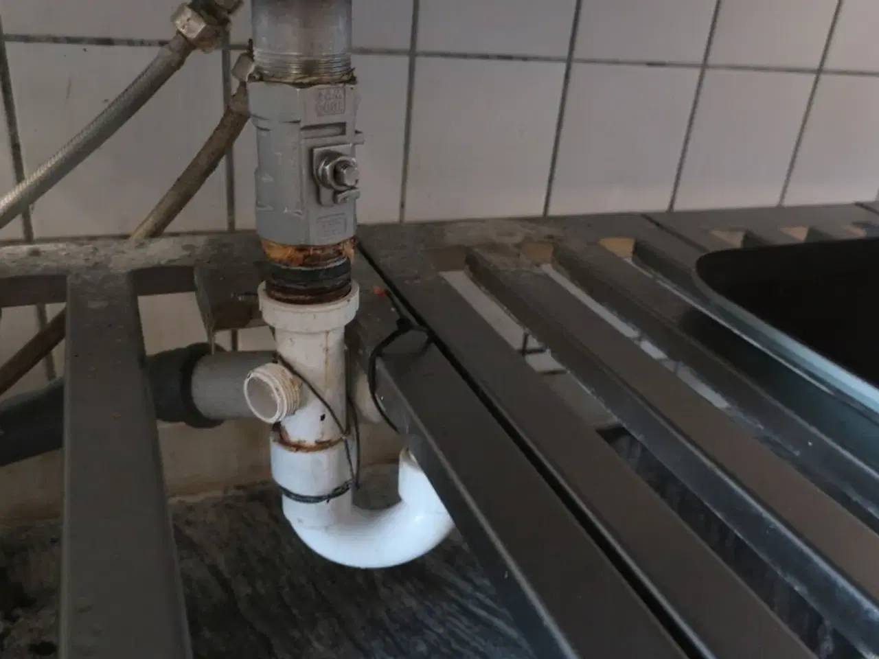 Billede 5 - Vaskebord med armatur