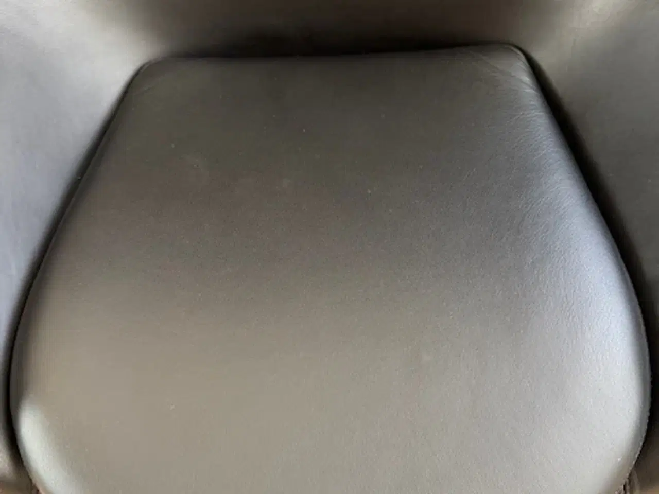 Billede 4 - Lounge drejestol med fodskammel