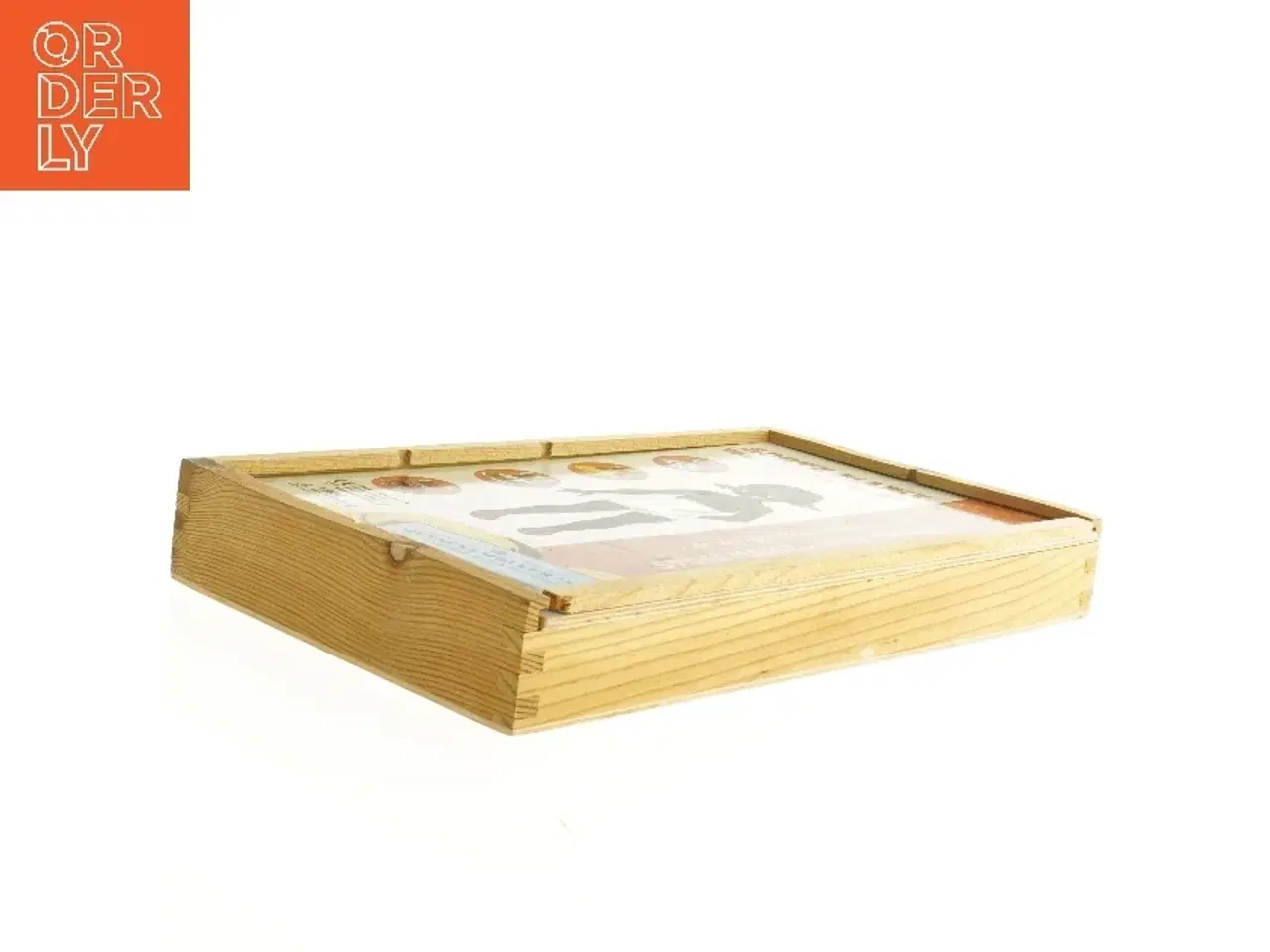 Billede 3 - Vintage påklædningsdukke med tøj og tilbehør (str. 29 x 18 cm)