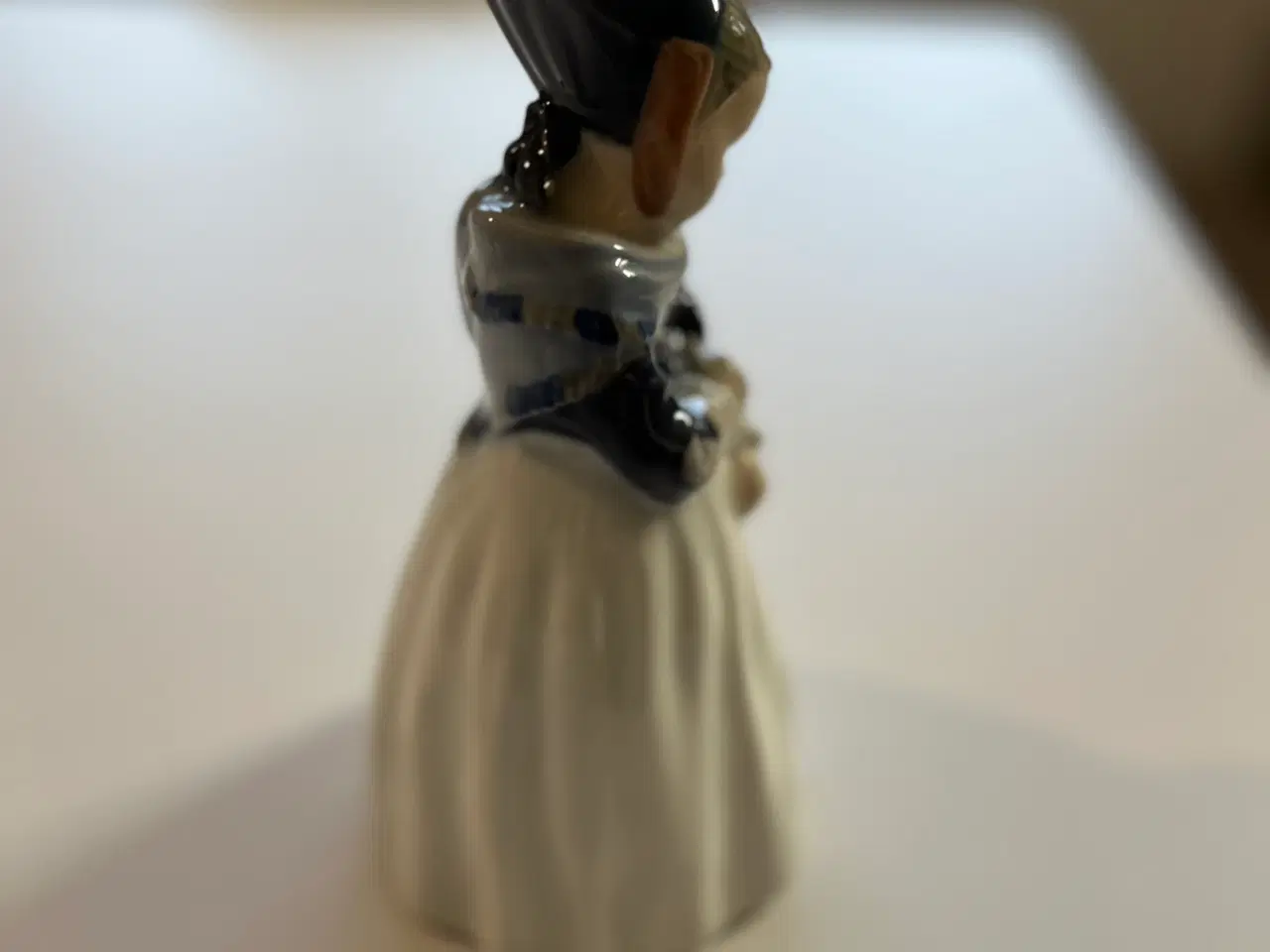 Billede 2 - Sød stående Amagerpige