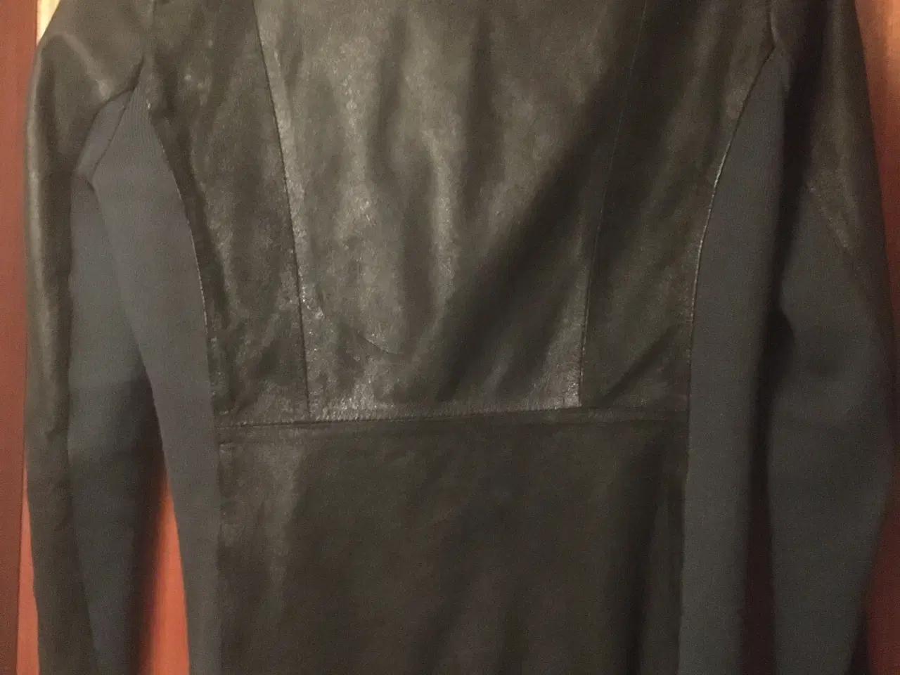 Billede 3 - “YAS” smart sort ru-& skindjakke 