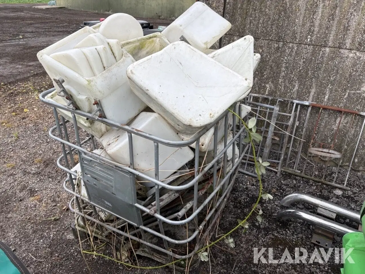 Billede 1 - Foderkrybber og inventar anslået 22 styk.