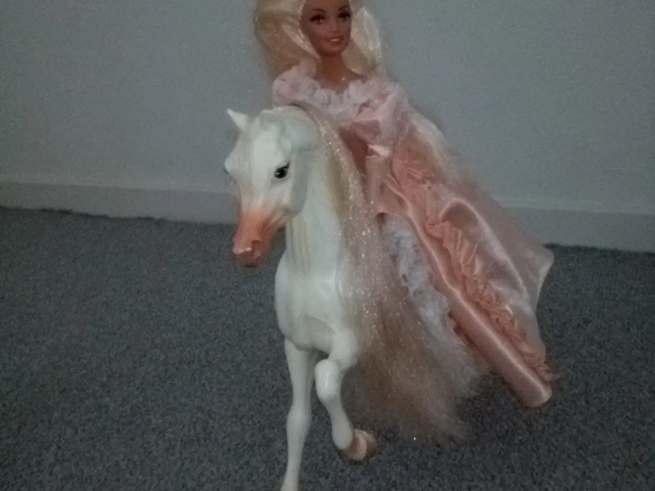 Billede 1 - barbie på hest