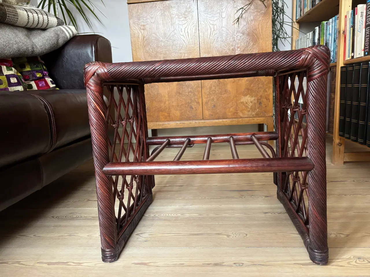 Billede 2 - Flot sengebord i mørk ratan med glasplade