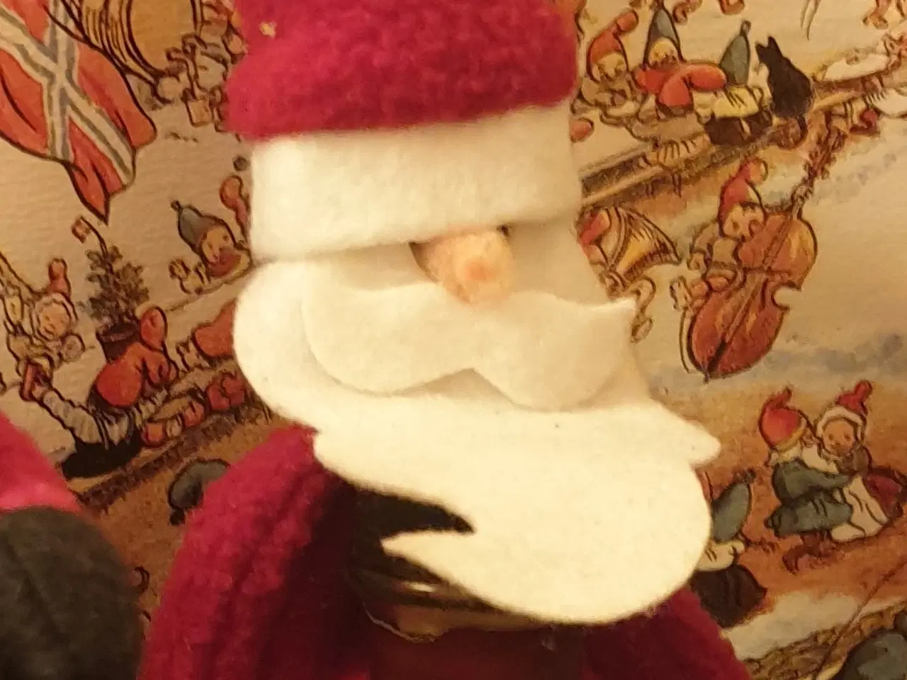 Billede 7 - Nissefamilie med magneter i hænder og fødder. OG: