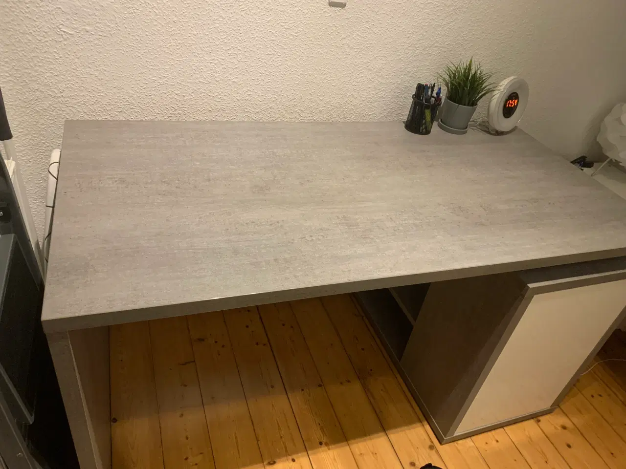 Billede 1 - Skrivebord med massere af plads