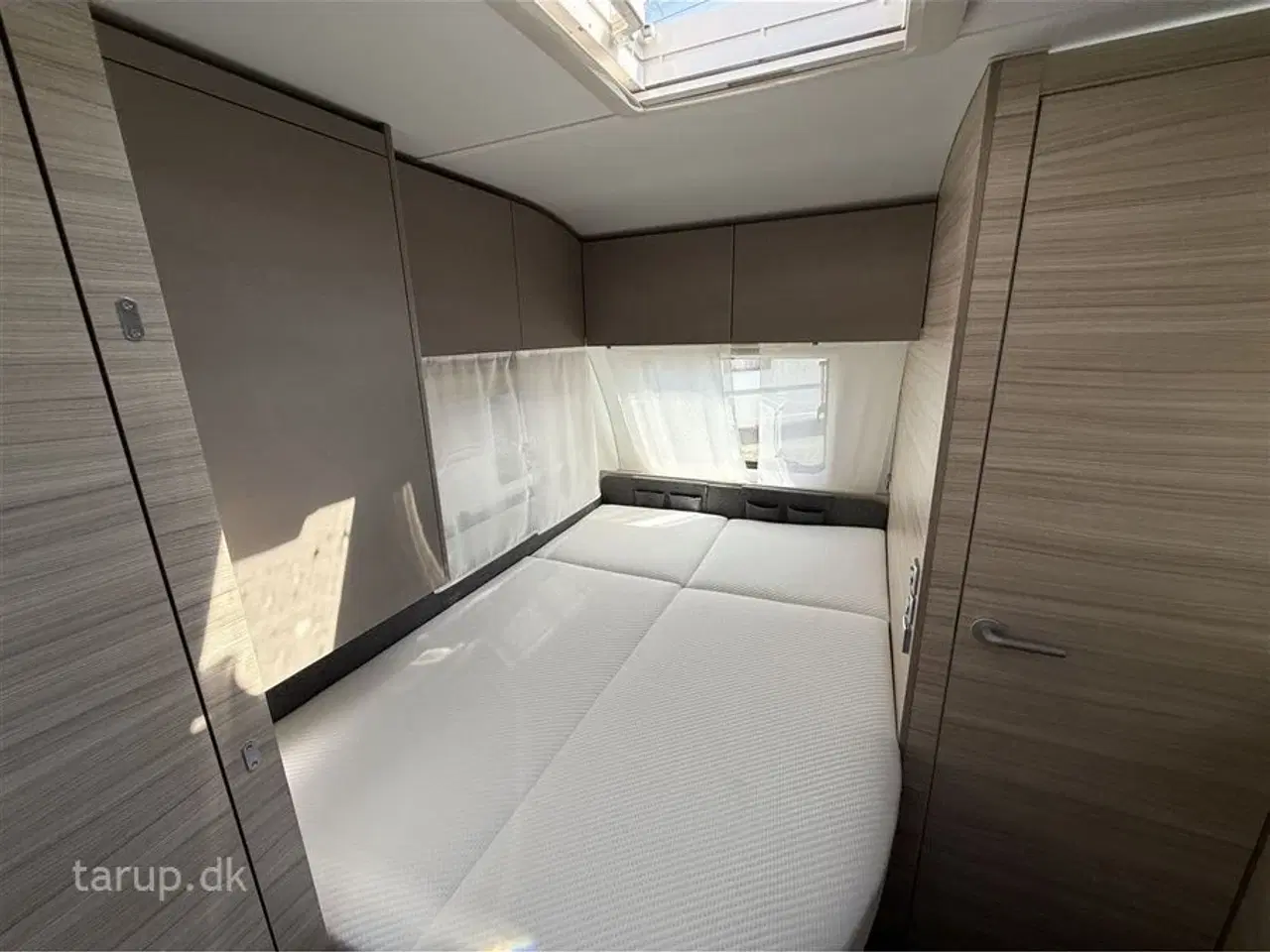 Billede 12 - 2026 - Adria Altea 432 PX   Dobbeltseng, Truma blæservarme, gulvvarme, 90 l. køleskab m/ fryser, hjulafdækning, stabilisator