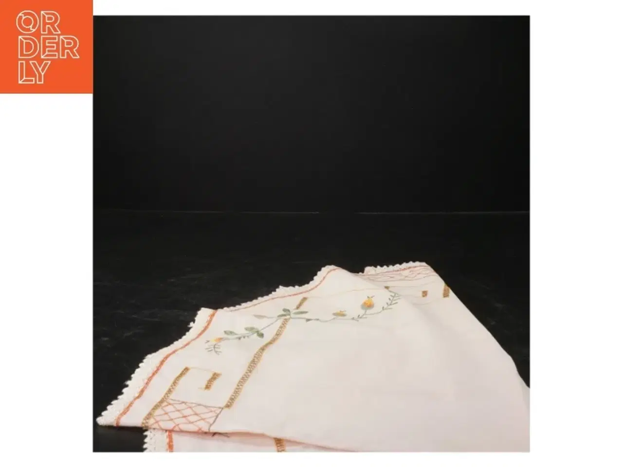 Billede 2 - Broderet dug (str. 48x68 cm)