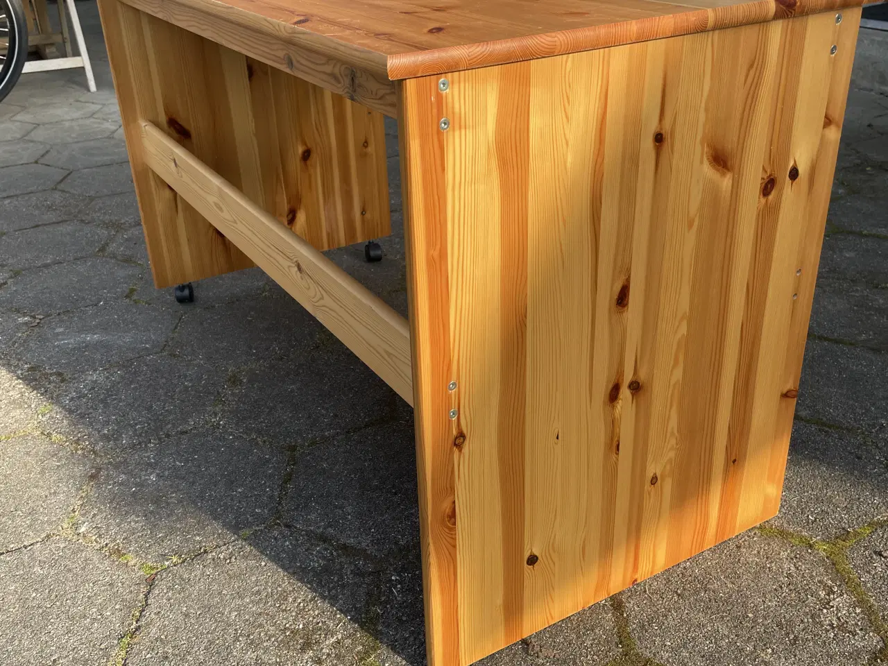 Billede 1 - Bord til børneværelse (larkeret fyr)