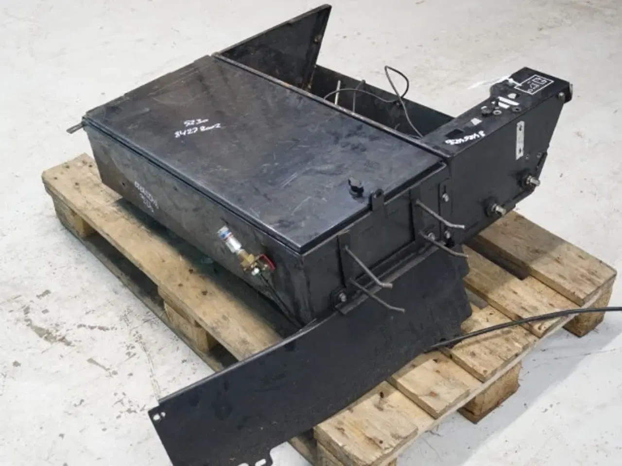 Billede 11 - Case 9230 Batterikasse 84264230