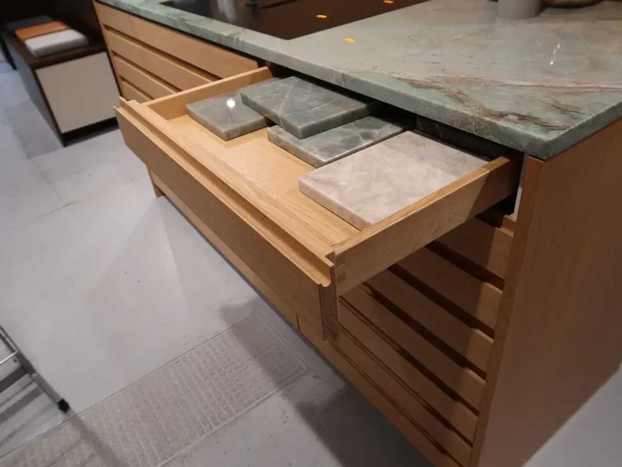 Billede 10 - Køkkenø i egetræ m. marmorbordplade FORM PLUS+