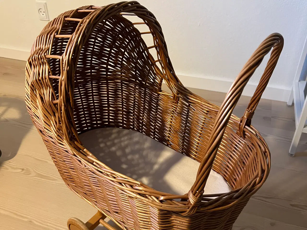 Billede 2 - Dukkevogn i pileflet