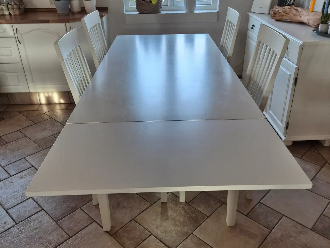 Billede 2 - Spisebord med 4 stole og tillægsplade + sofabord