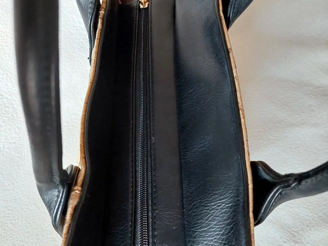 Billede 2 - Ny Kork Taske/Beige farvet m sorte Hanke