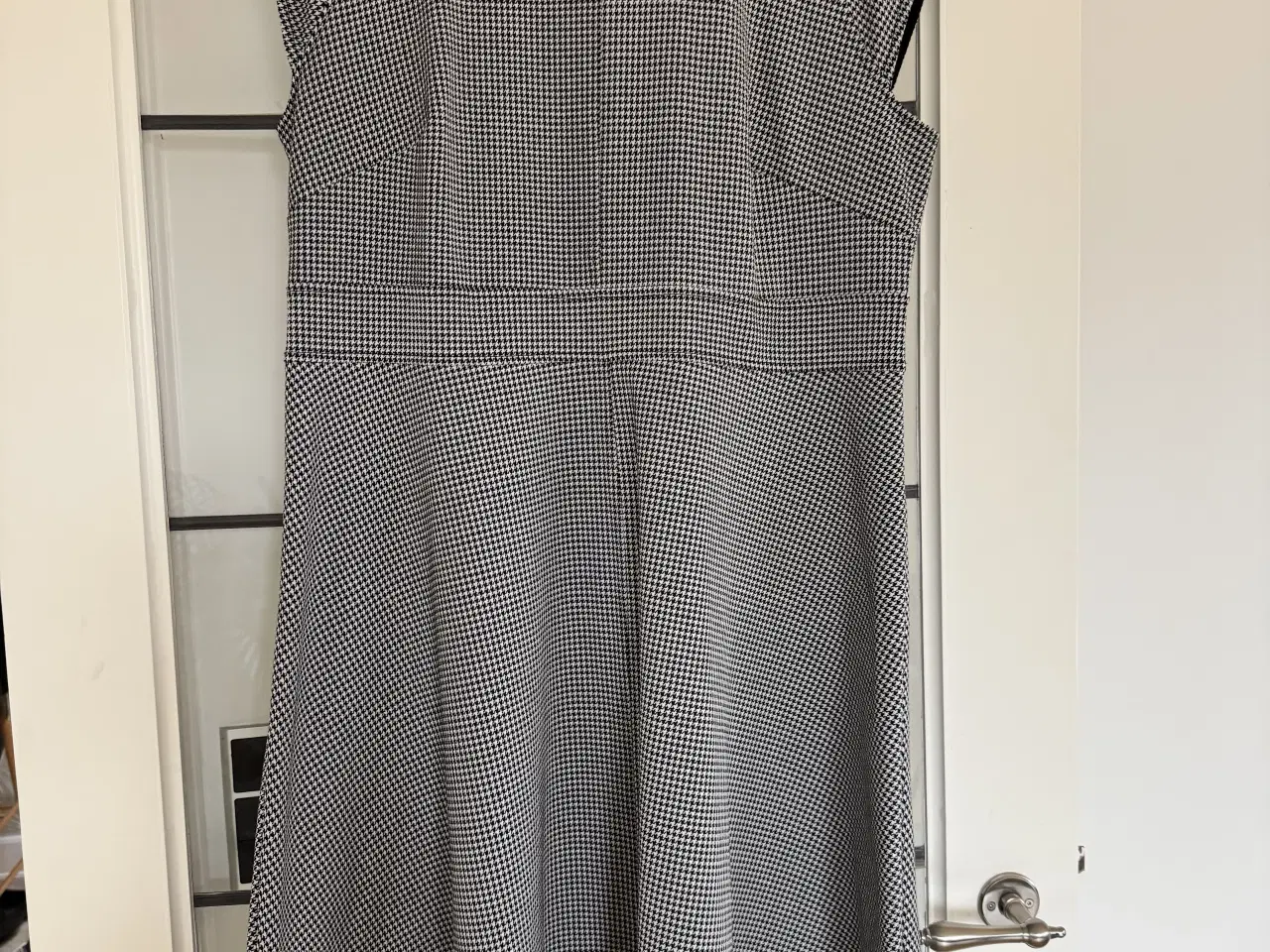 Billede 2 - Kjole i sort og hvidt mønster str xl
