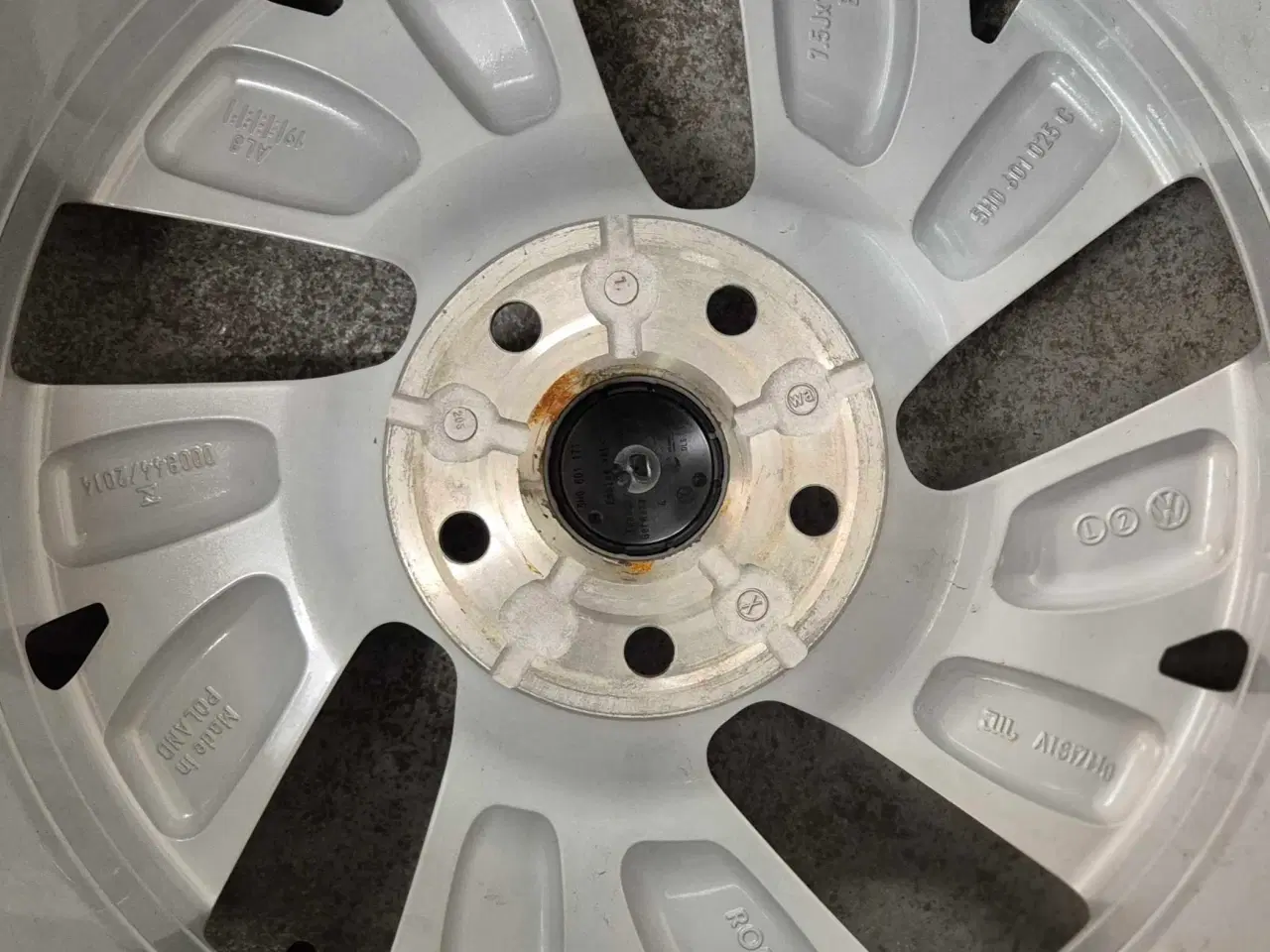 Billede 6 - VW ORIGINAL ALUFÆLGE MED NYE SOMMERDÆK 5x112
