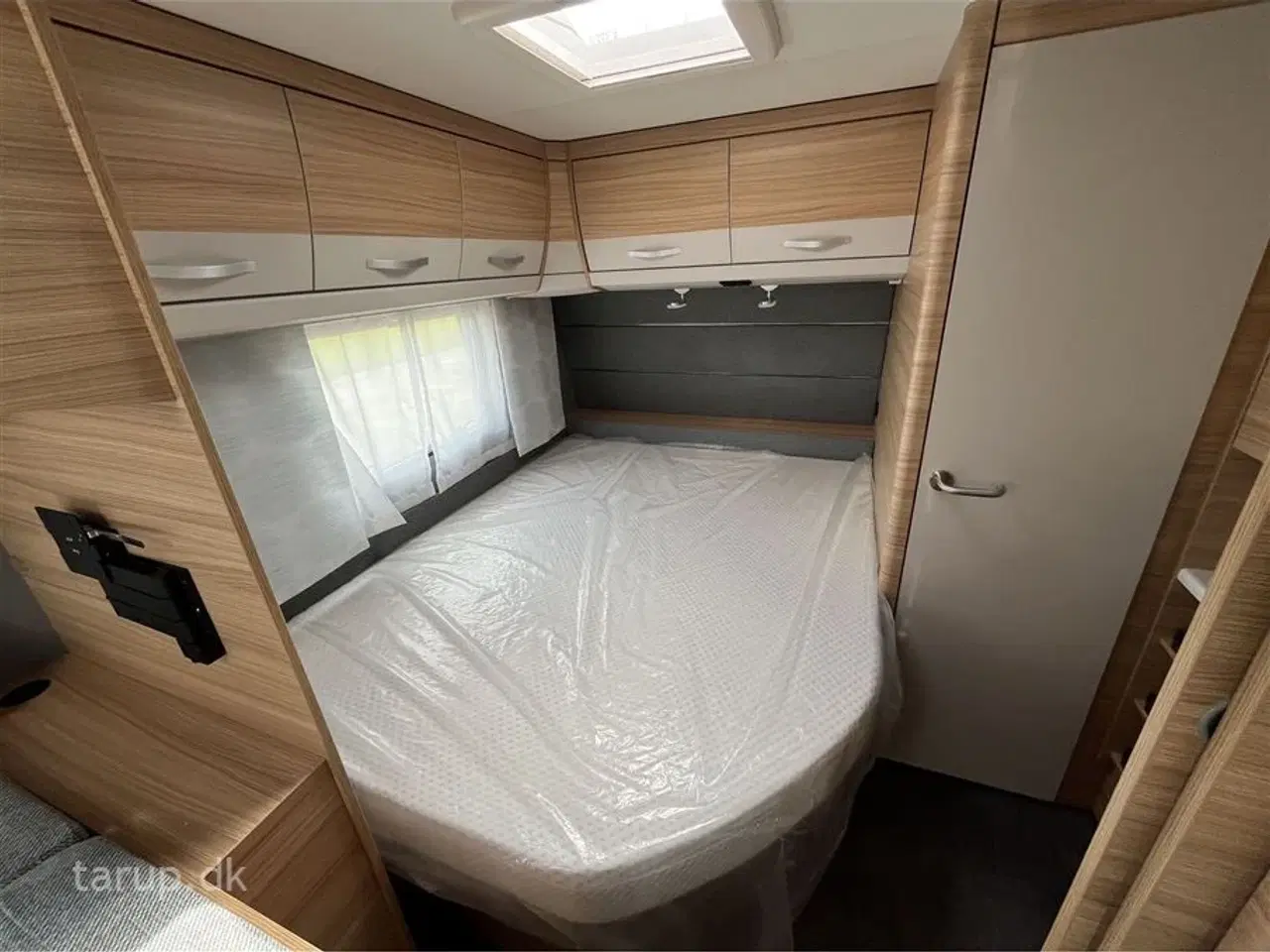 Billede 8 - 2023 - Dethleffs Camper 560 FMK    Kan opvejes til totalvægt 2000 kg. Dobbeltsengs- og køjevogn, rundsidde-gruppe, Truma varme, 3-trins el-gulv-varme, stort kølesk.