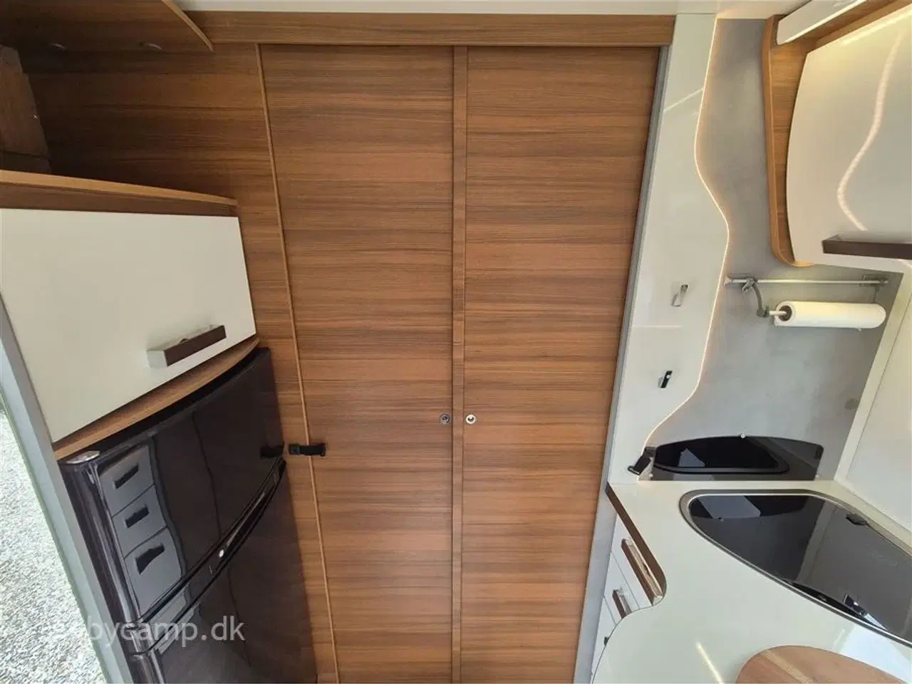 Billede 13 - 2022 - Elnagh Baron 575 Markise. solcelle. lithium batteri. inverter. cykelstativ. undervognsbehandlet. LPG fyldegas. Fuld service. 5 selepladser. Kun 41,000 km.