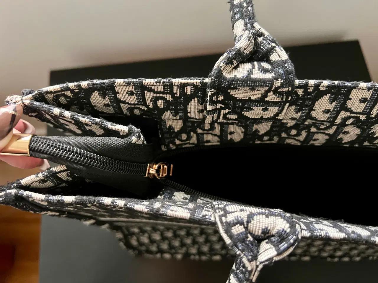 Billede 3 - Fin stof taske til kvinde med mønstret design. 