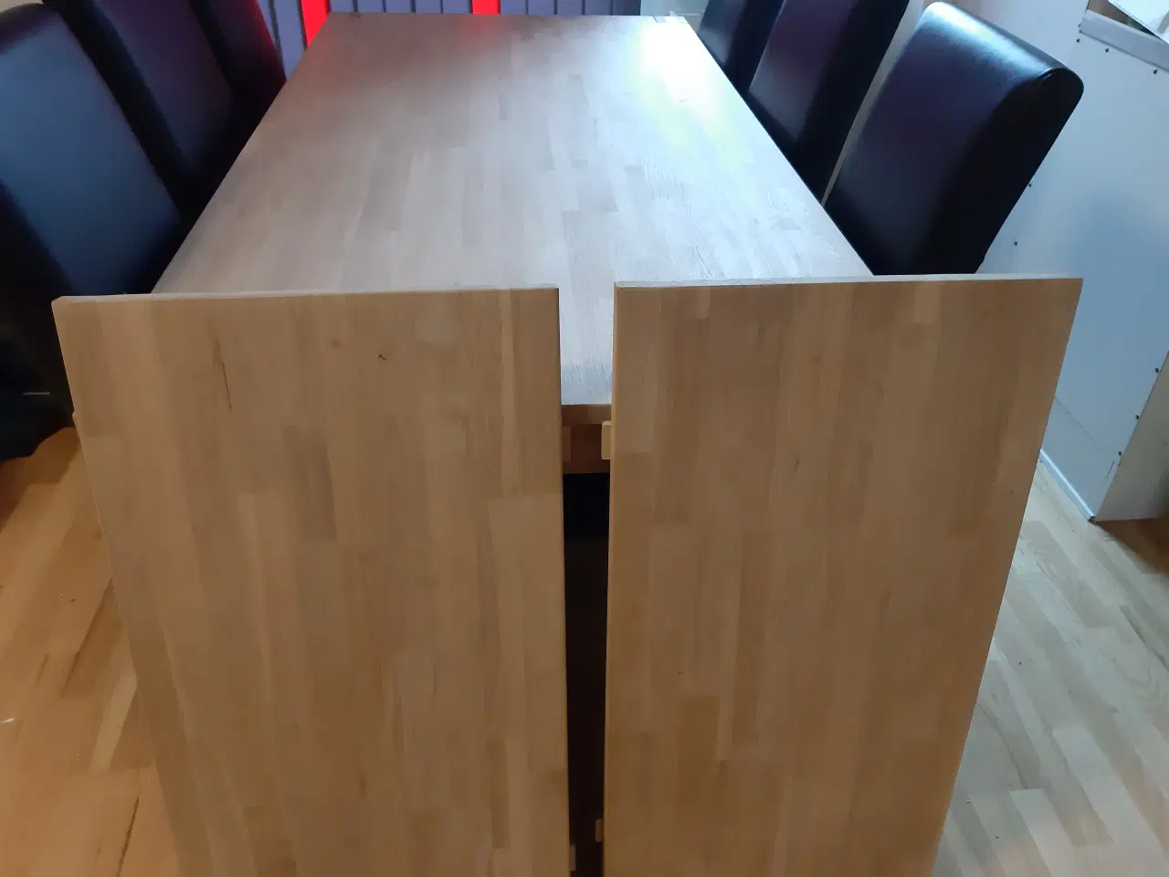 Billede 2 - Spisebord i eg + 6 stole m. Sort læder