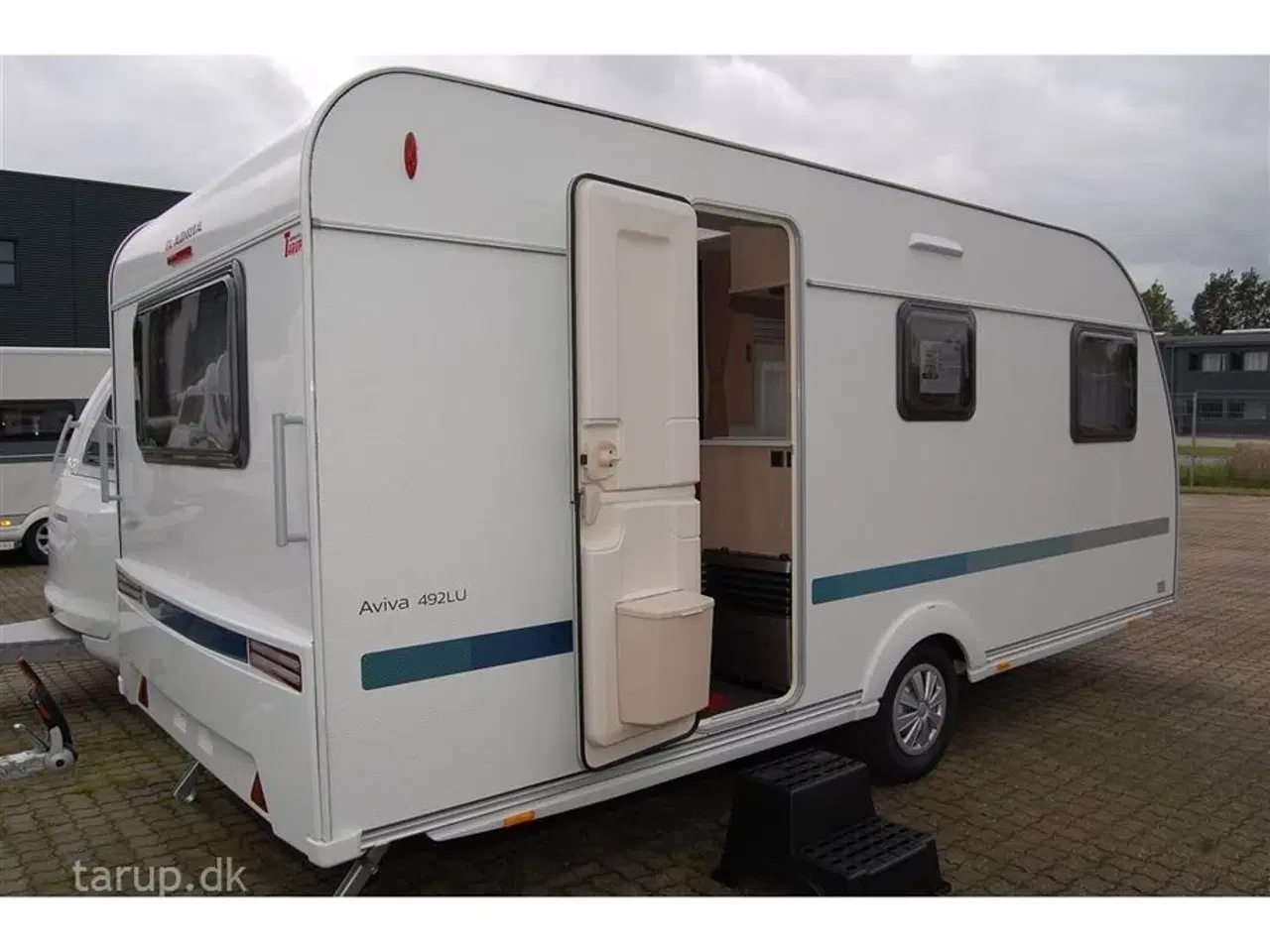 Billede 2 - 2024 - Adria Aviva 492 LU   Enkeltsenge m/udtræk og elevation, endesidde-gruppe, USB-stik,  142 l.  køleskab med fryser, tv-arm,