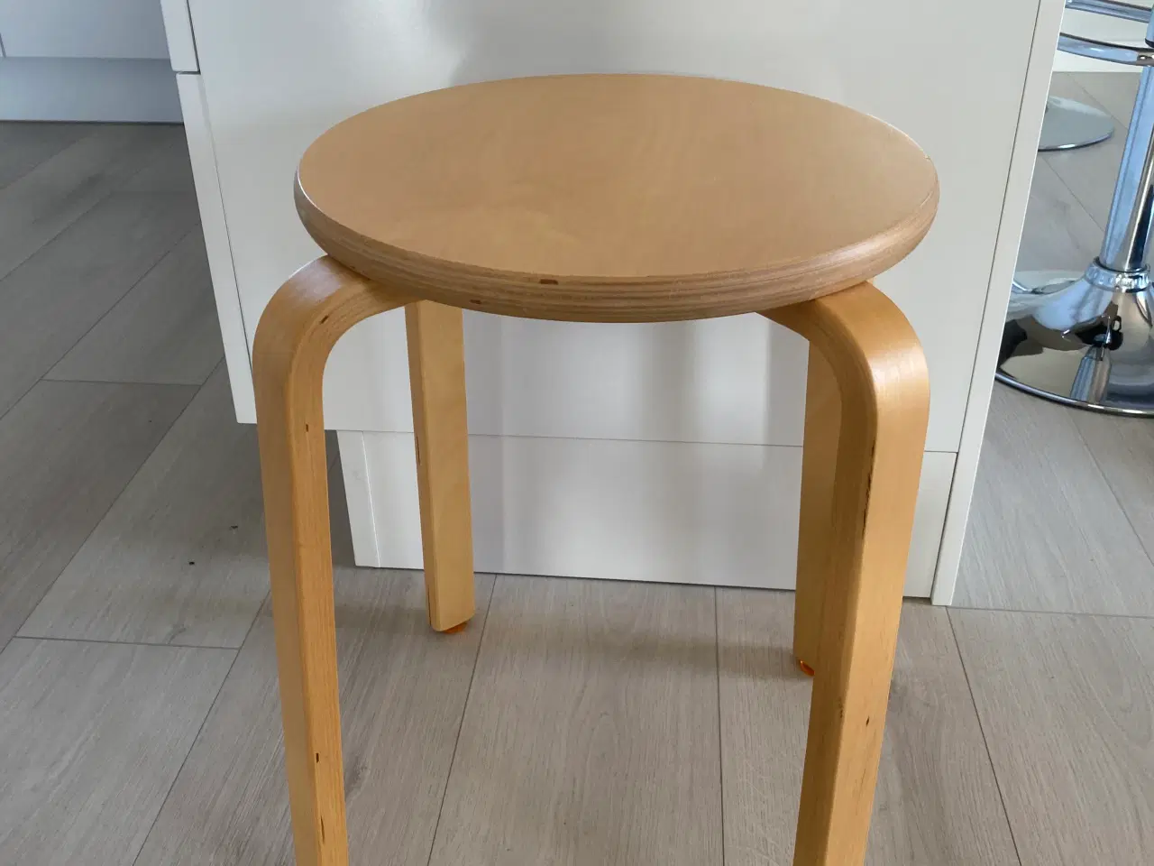 Billede 1 - Klassisk taburet (1 stk.) i massiv bøg.