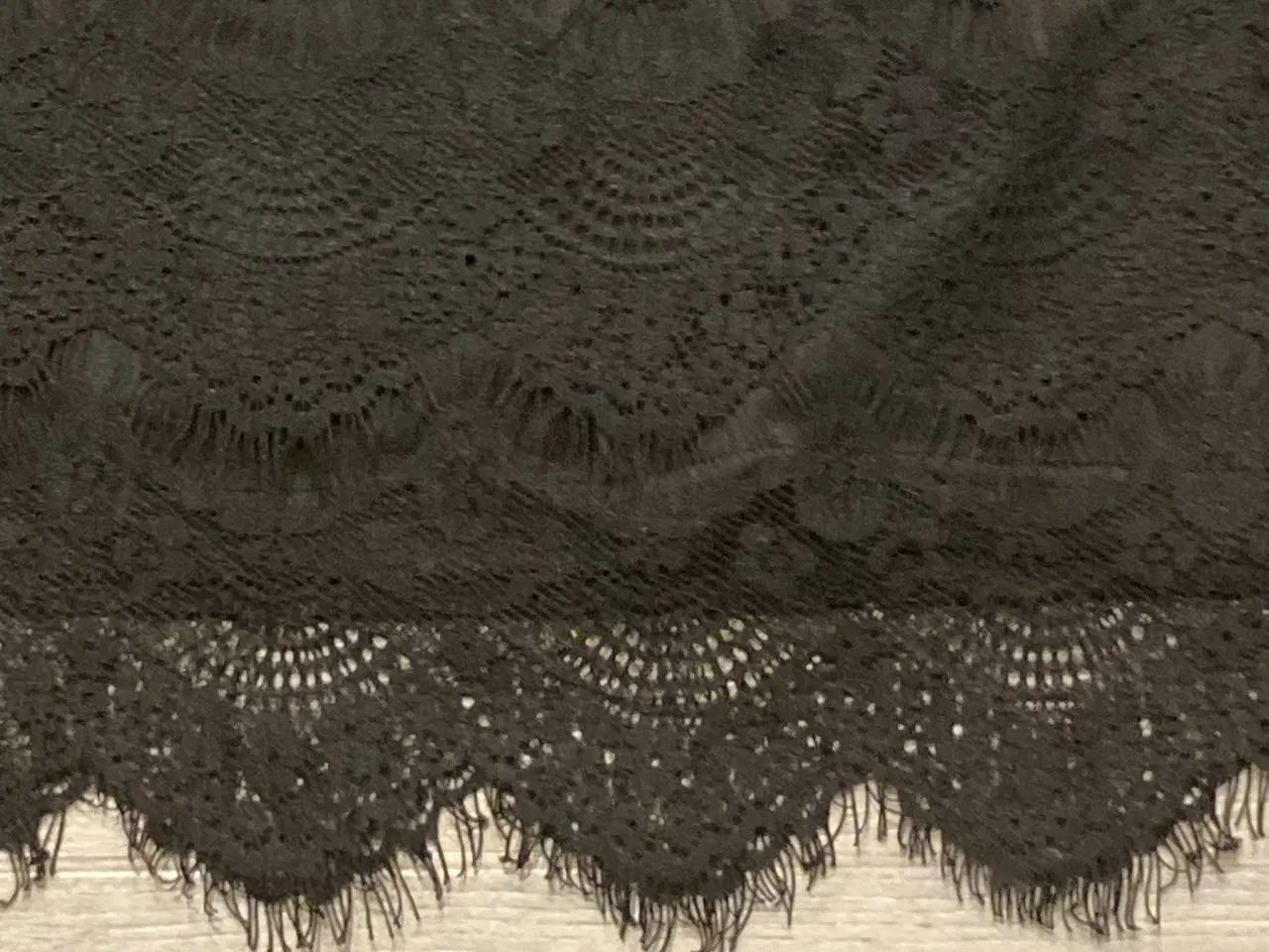 Billede 4 - Sort bluse med blonder str. L