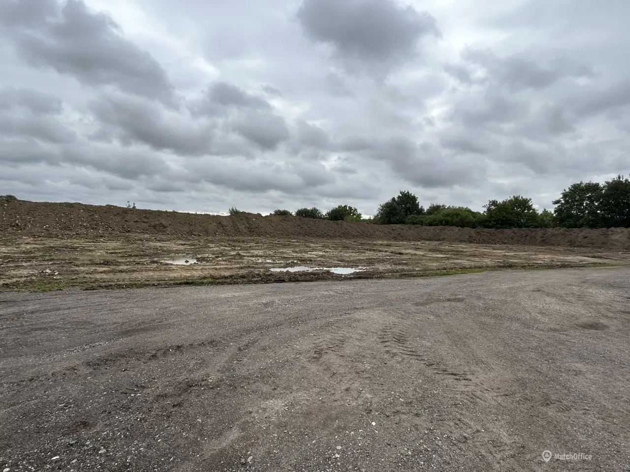 Billede 1 - Udenomsareal på stor teglværksgrund.