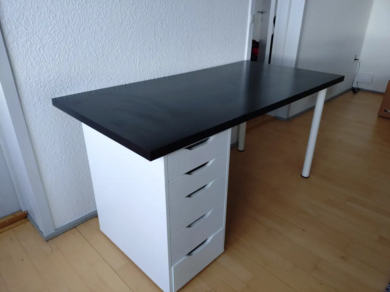 Billede 1 - Skrivebord med skuffeelement