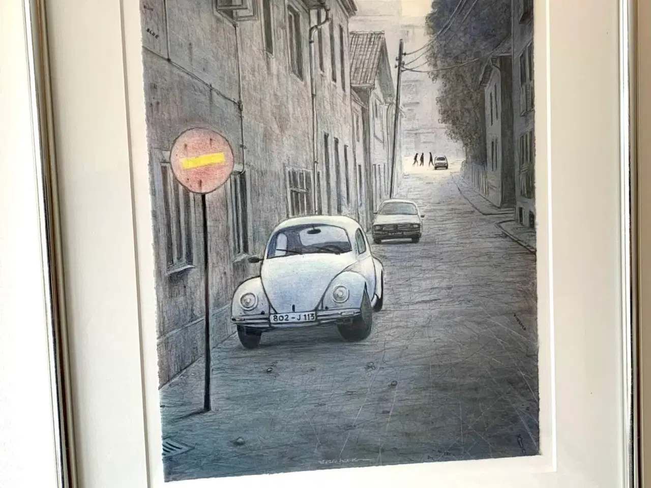 Billede 2 - Litografi med gade og folkevogn i ramme