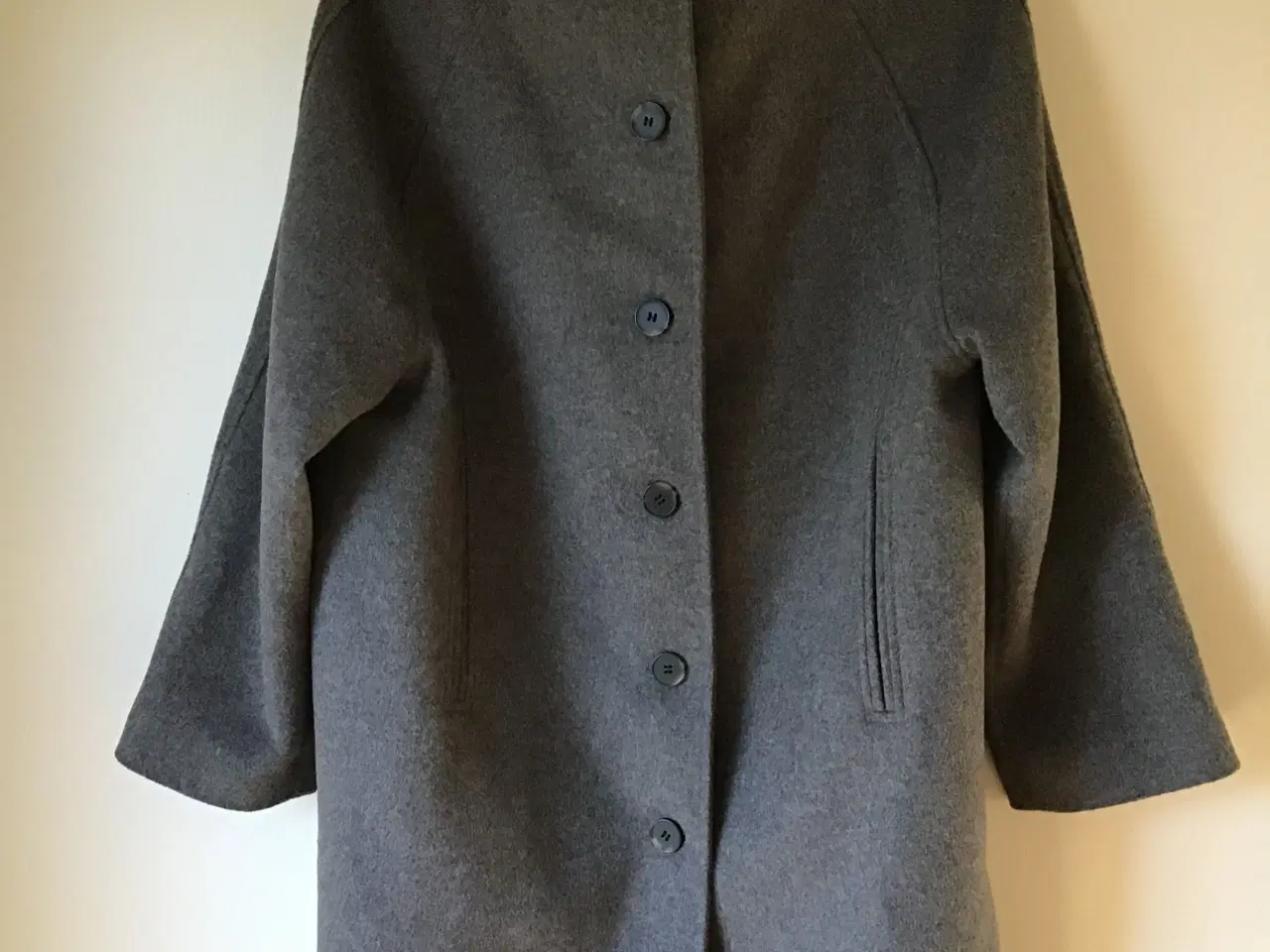 Billede 1 - Uldfrakke i grå med knapper