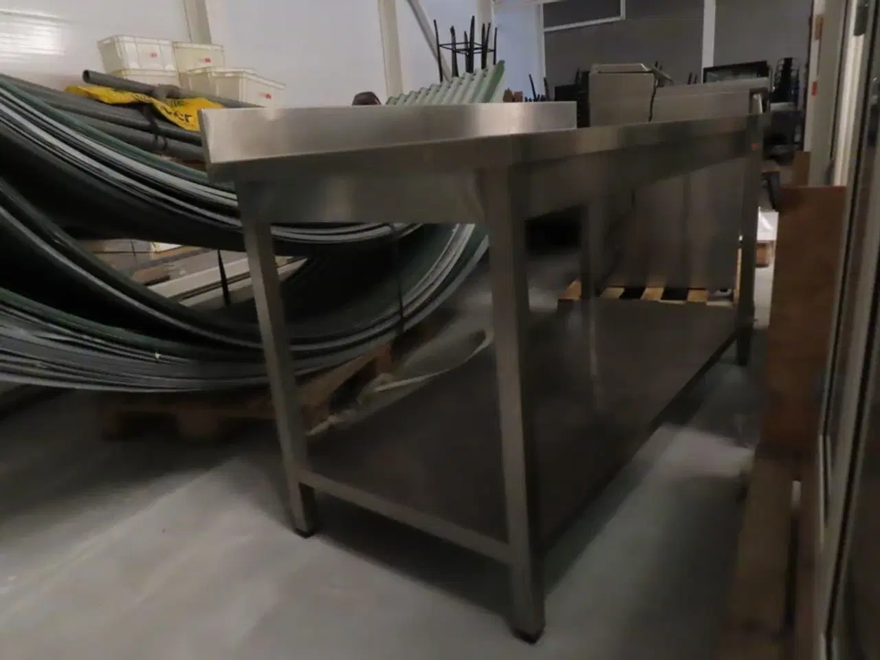 Billede 3 - Stålbord med bagkant