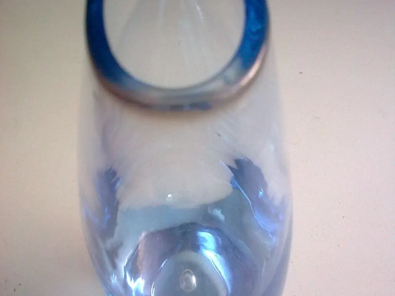 Billede 3 - Brugskunst lyseblå glasvase m luft bobbel