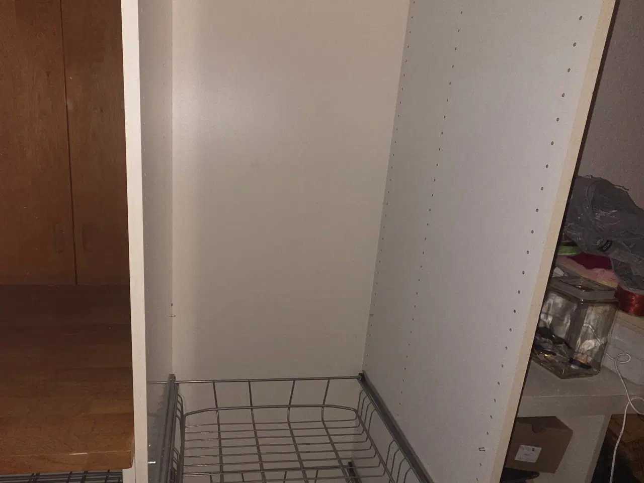 Billede 4 - Skab/opbevaring med tråd kurve