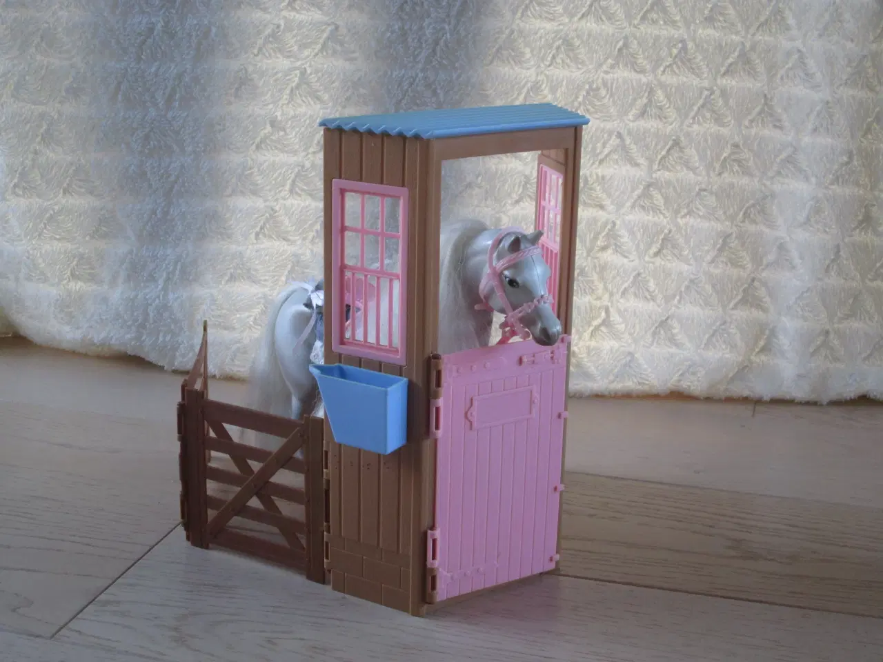 Billede 2 - Barbiehest med lille stald