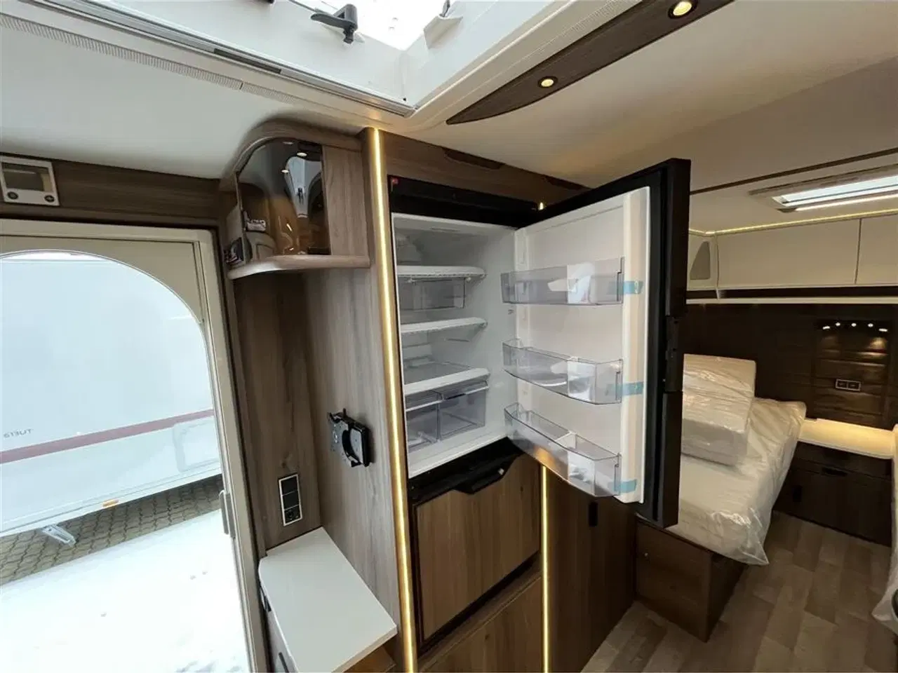 Billede 14 - 2026 - Kabe Ametist 560 GLE KS B2 PREMIUM LINE   enkeltsenge, udtræk til dobbeltseng, rundsiddegruppe i mørkegråt skind, ALDE centralvarme, vandbåren gulvvarme, stort kompressor køleskab