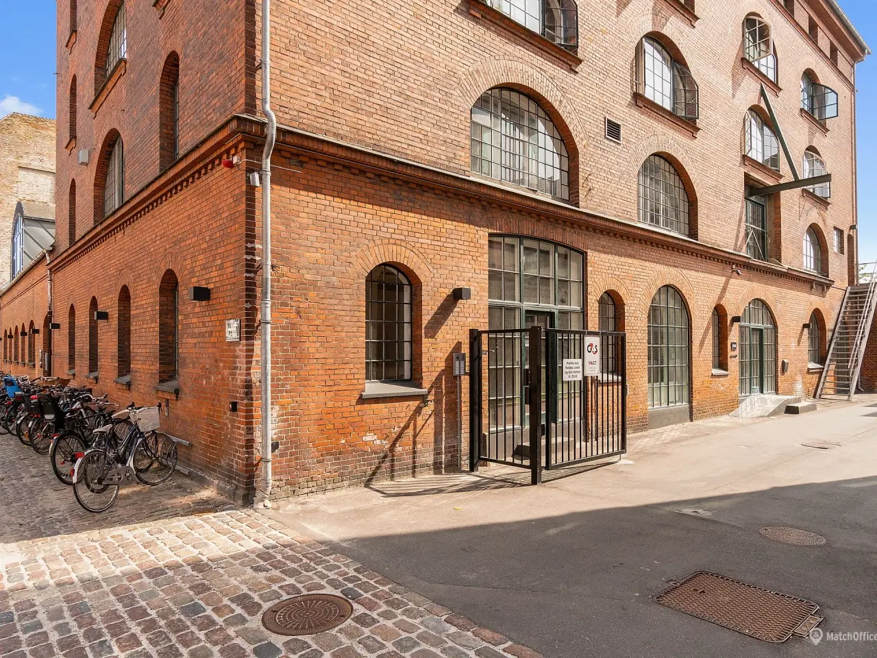 Billede 8 - Lyst og højloftet kontormiljø i tidligere fabriksbygning på Østerbro