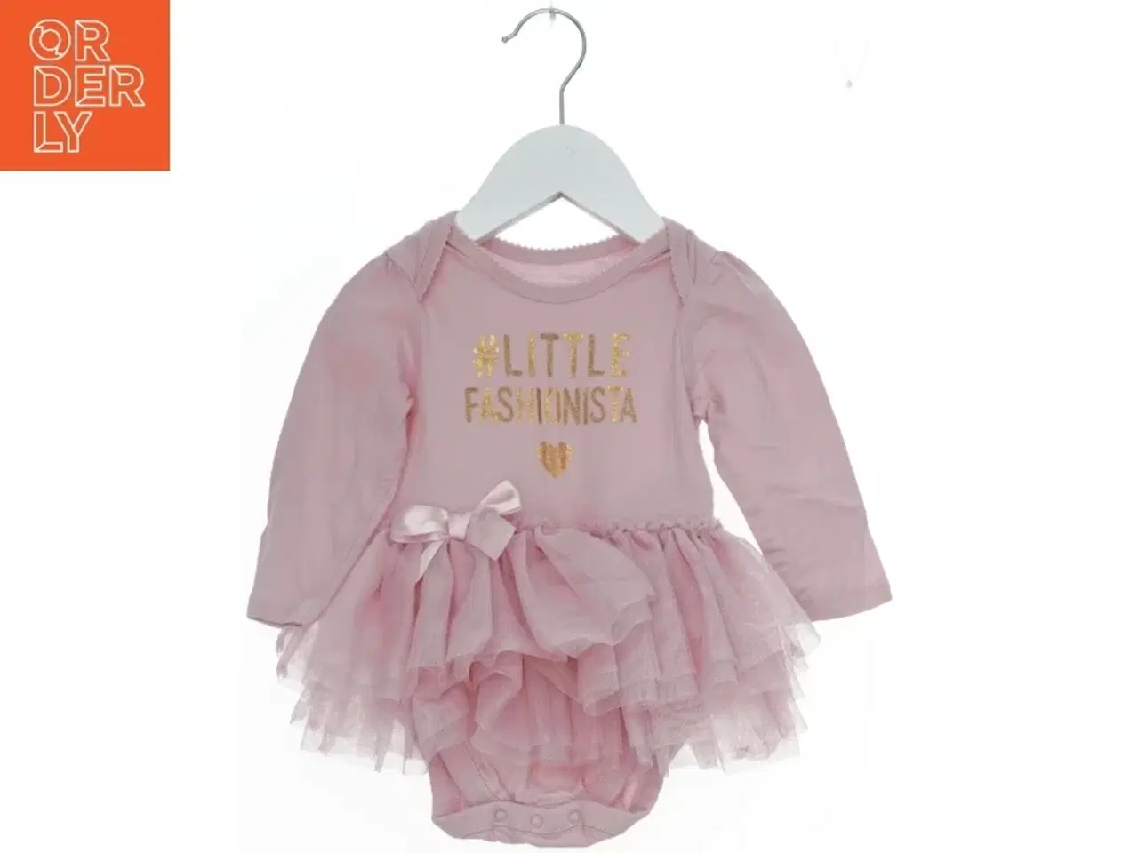 Billede 1 - Lyserød bodystocking med tyl og tekst fra The Childrens Place (str. 74)