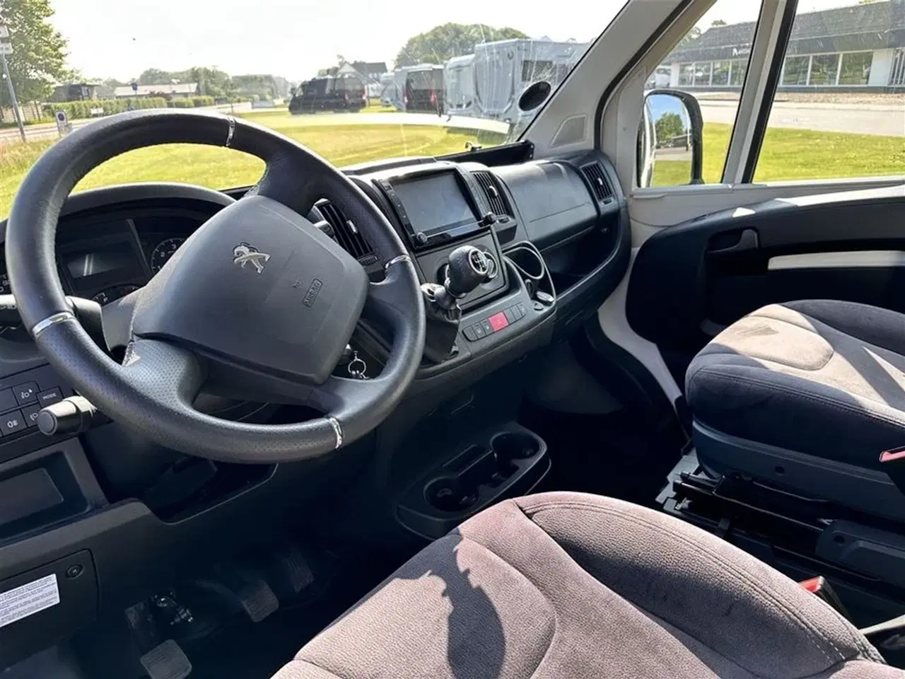 Billede 4 - 2021 - Bravia 636 140 Hk Edition 30   Campervan med langsgående senge og god indretning Kørt 20,500 Km.