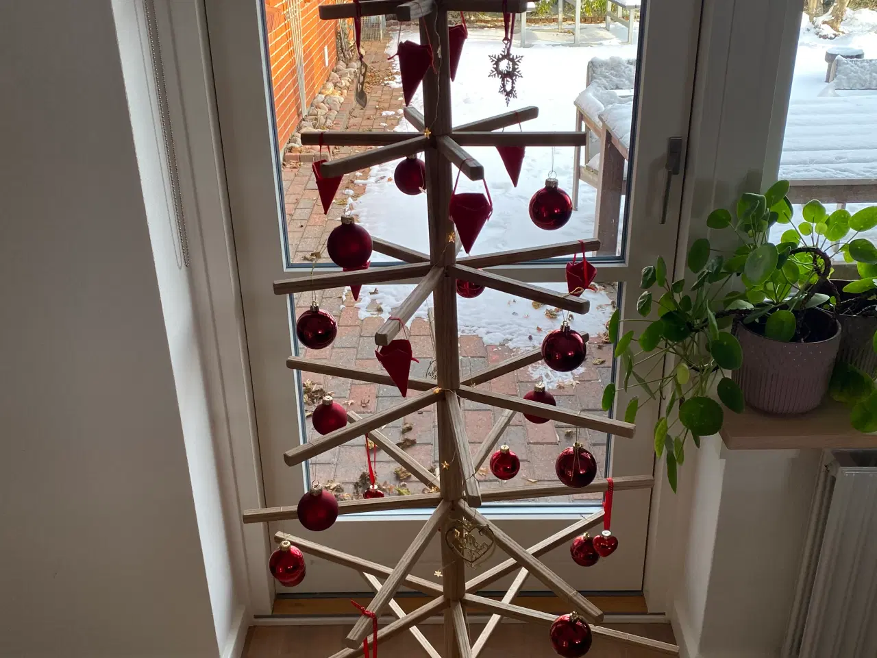 Billede 1 - DEKORATIONSTRÆ AF TRÆ