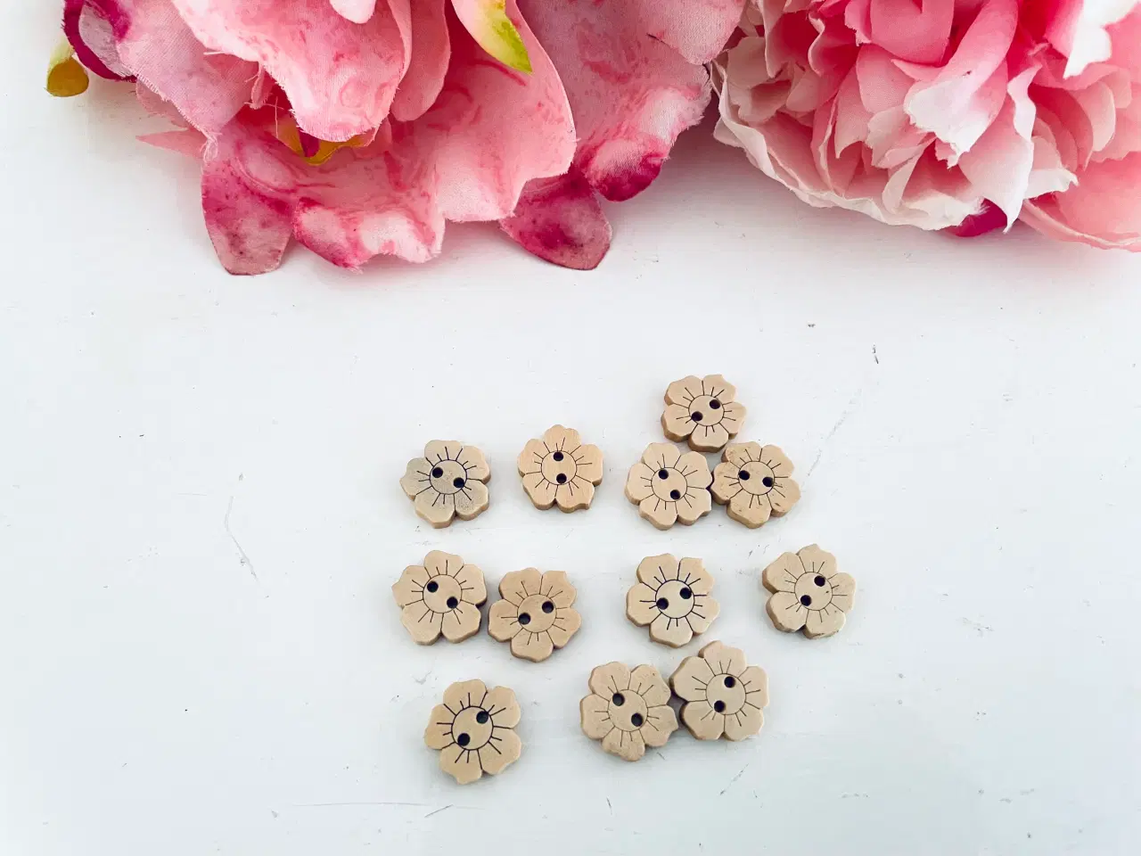 Billede 2 - Knapper blomster i træ 12 stk.