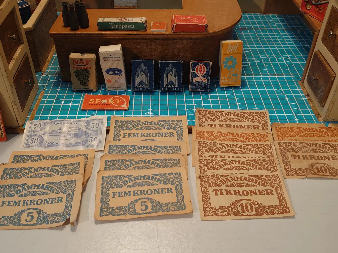 Billede 5 - Gammel købmandsbutik med 63dele.(47,5x30,5xH26)cm