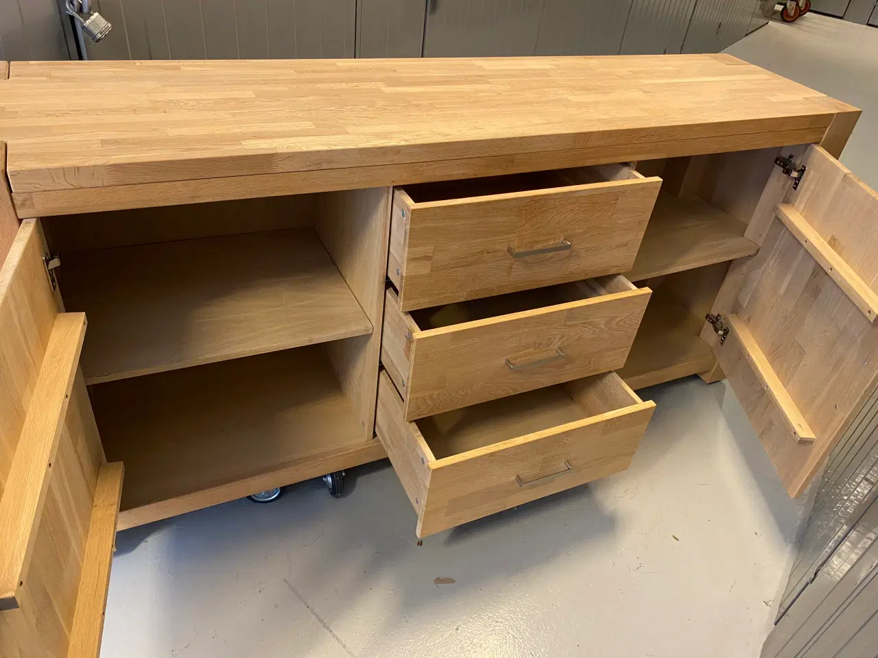 Billede 5 - Spisebord og skænk i massiv egetræ