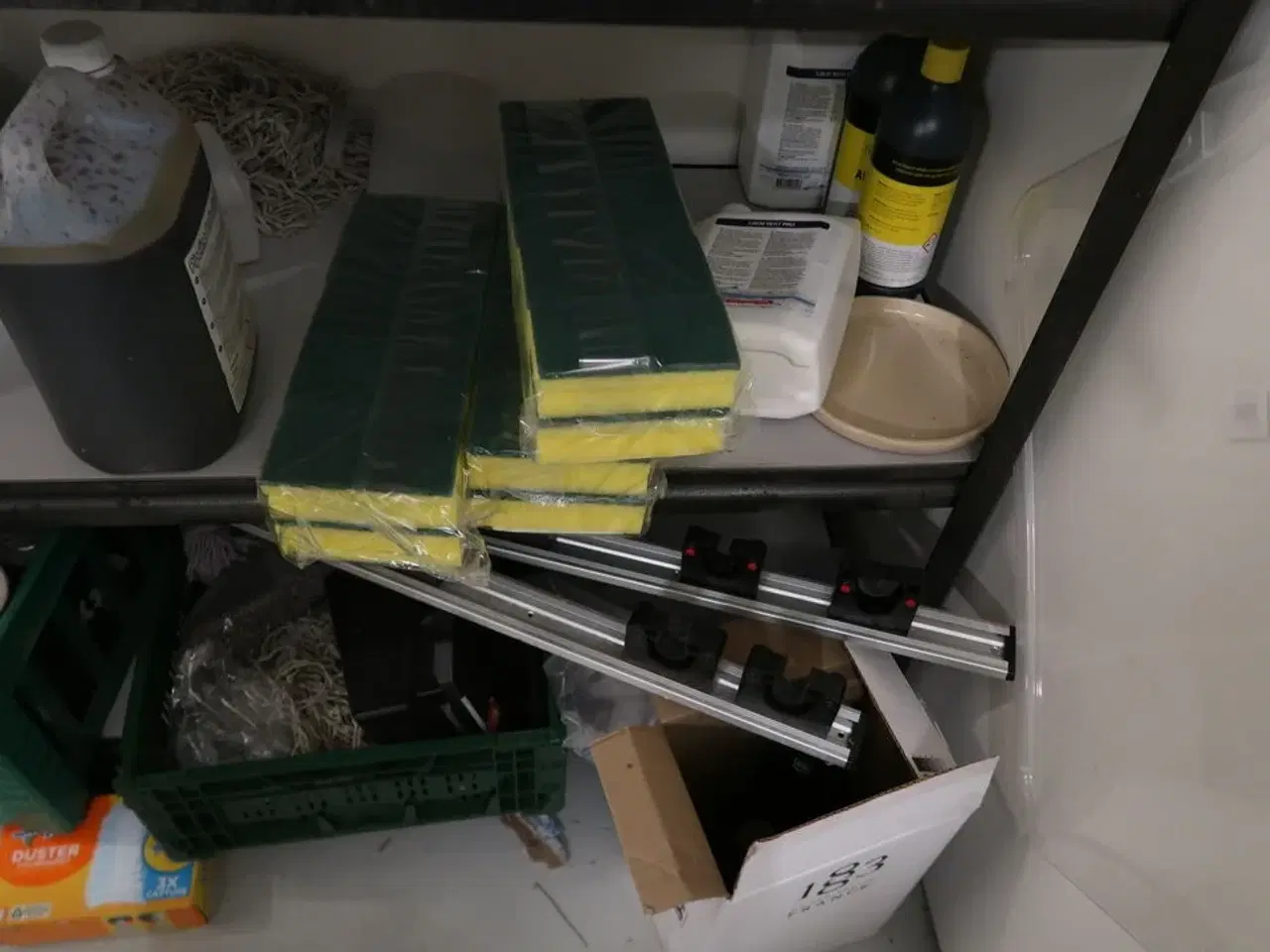 Billede 7 - Tøm reolen for indhold