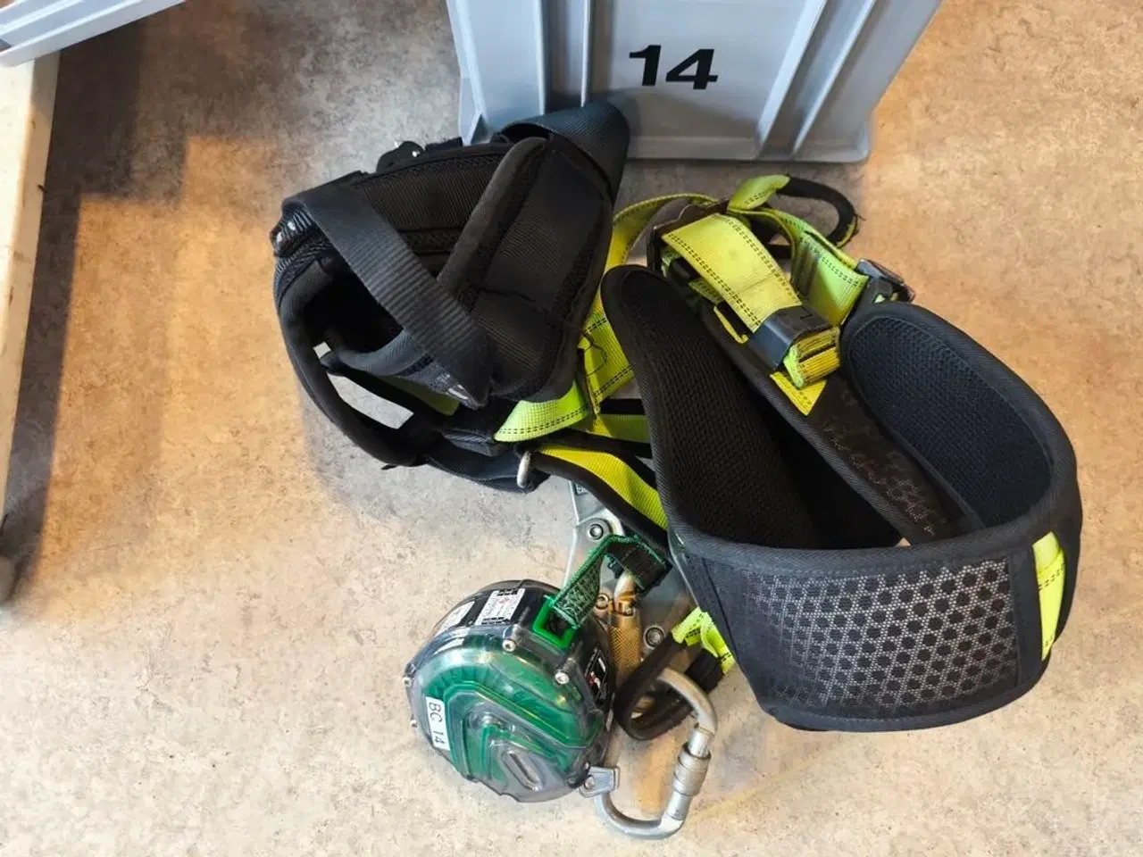 Billede 2 - Kasse m. sikringsgrej samt div.