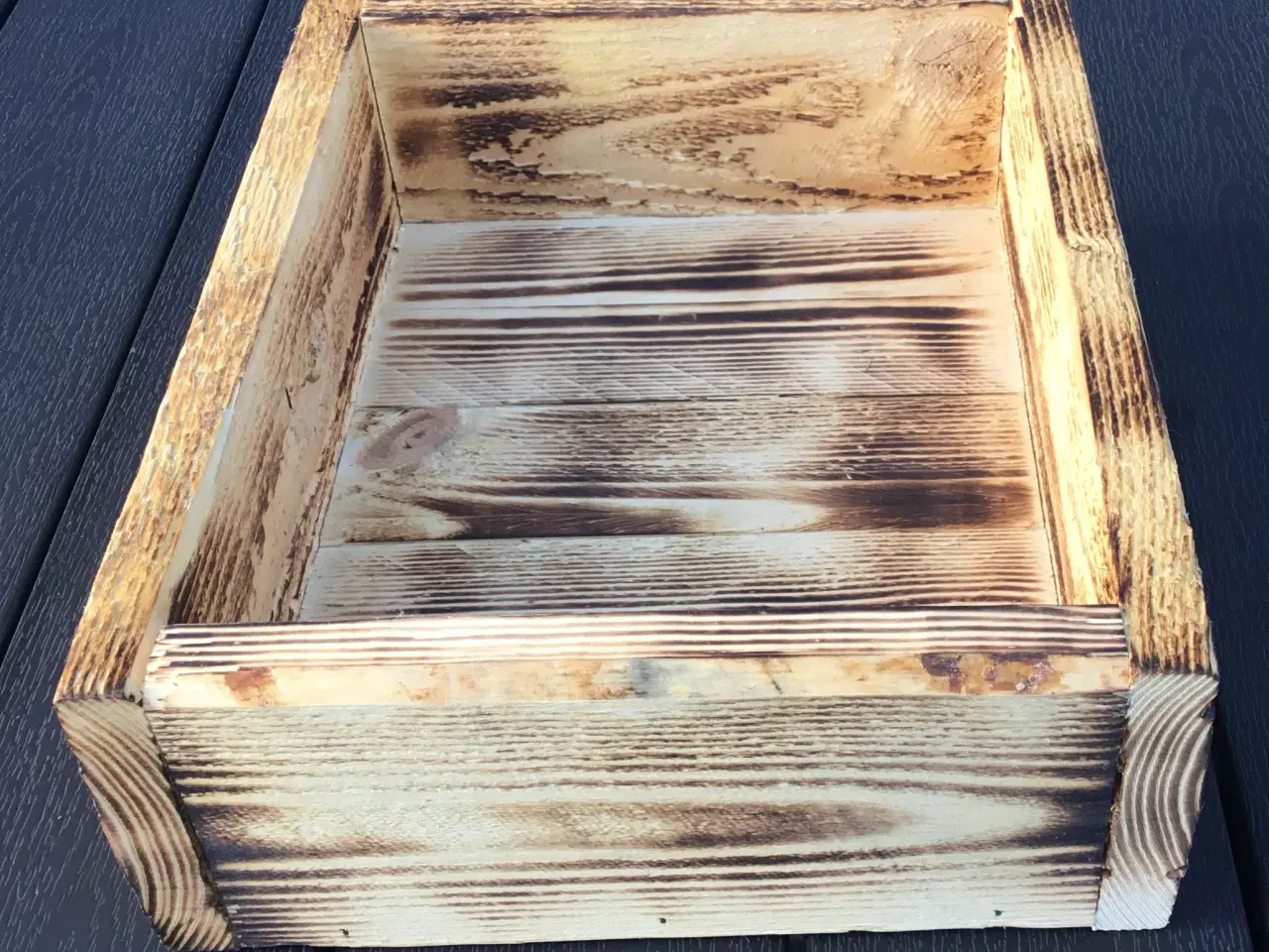 Billede 4 - Overflade brændt bakke i genbrugstræ  25 x 30