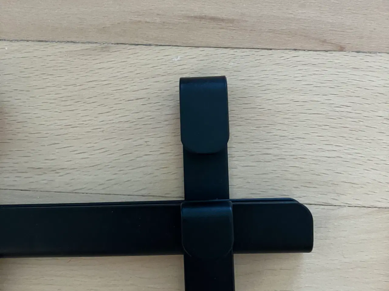 Billede 2 - Sort knagerække til overtøj. 