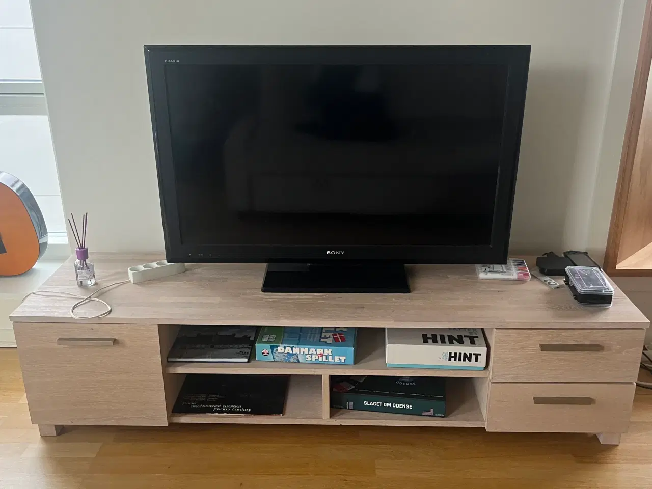 Billede 1 - TV-bord med skuffer og hylder