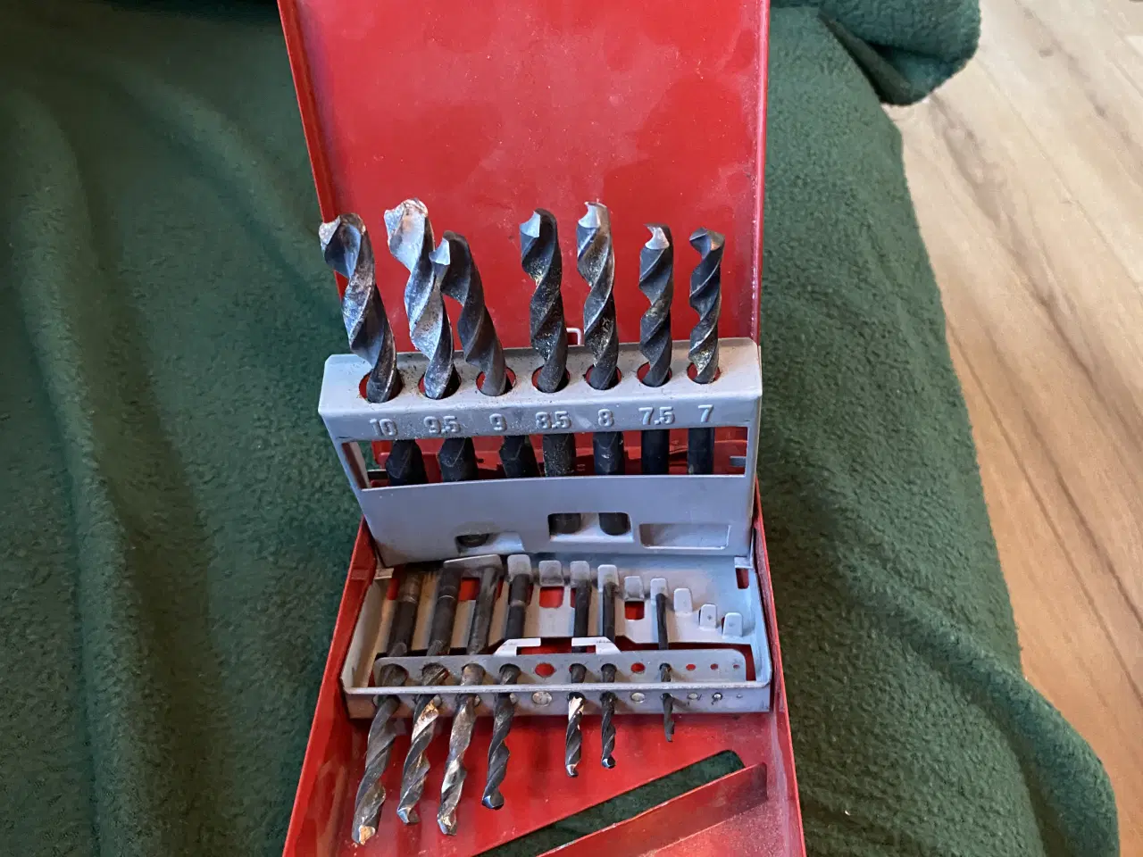 Billede 1 - Bor i rød metal æske 